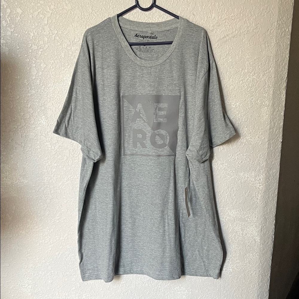 Aeropostale Men’s Light Grey Graphic Short Sleeve Tee.